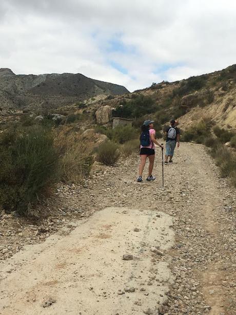 Nos vamos de Excursión, senderista, senderismo, montaña, ruta, ruta de la sal, albatera, Rambla de la sal, excursión, salida, montañismo, trekking, salida en familia, salida al campo, sitios con encanto, haz deporte, deporte, acueducto, rambla salada, canalon rambla salada, surgencias, pozos, acueductos, dolomias, calizas, areniscas, sales del trias keuper, barron negro, estrecho de las ventanas, 