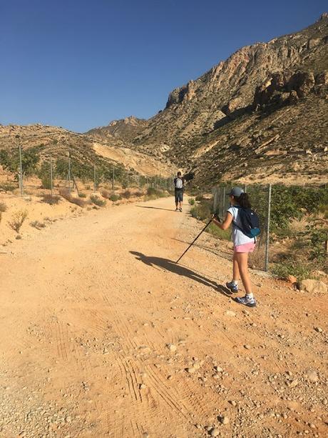 Nos vamos de Excursión, senderista, senderismo, montaña, ruta, ruta de la sal, albatera, Rambla de la sal, excursión, salida, montañismo, trekking, salida en familia, salida al campo, sitios con encanto, haz deporte, deporte, acueducto, rambla salada, canalon rambla salada, surgencias, pozos, acueductos, dolomias, calizas, areniscas, sales del trias keuper, barron negro, estrecho de las ventanas, 