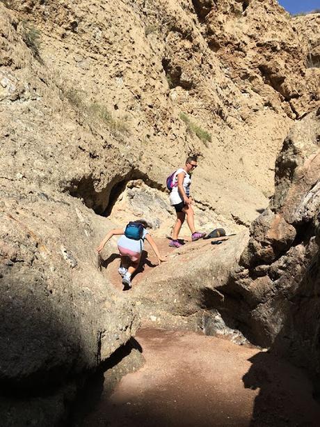 Nos vamos de Excursión, senderista, senderismo, montaña, ruta, ruta de la sal, albatera, Rambla de la sal, excursión, salida, montañismo, trekking, salida en familia, salida al campo, sitios con encanto, haz deporte, deporte, acueducto, rambla salada, canalon rambla salada, surgencias, pozos, acueductos, dolomias, calizas, areniscas, sales del trias keuper, barron negro, estrecho de las ventanas, 