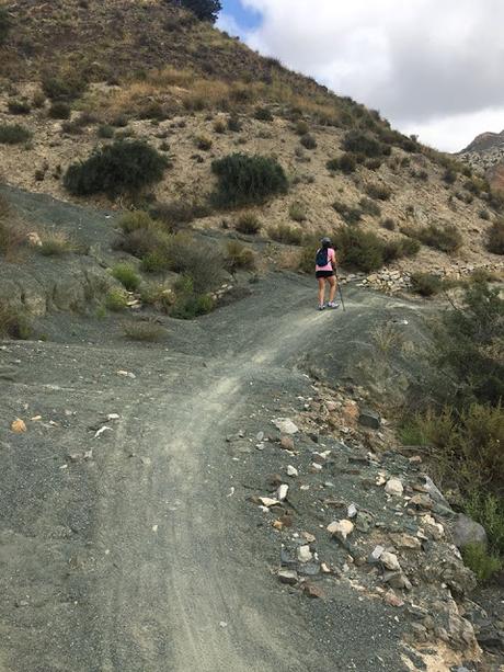 Nos vamos de Excursión, senderista, senderismo, montaña, ruta, ruta de la sal, albatera, Rambla de la sal, excursión, salida, montañismo, trekking, salida en familia, salida al campo, sitios con encanto, haz deporte, deporte, acueducto, rambla salada, canalon rambla salada, surgencias, pozos, acueductos, dolomias, calizas, areniscas, sales del trias keuper, barron negro, estrecho de las ventanas, 