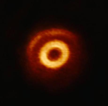 Anillos en V1247 Orionis: zonas de formación de planetas