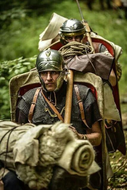 Entrenamiento  del soldado romano con las armas.