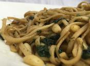 Noodles salteados espinacas piñones