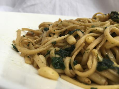 Noodle con espinacas y piñones