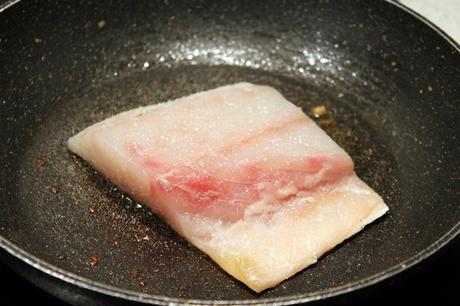 Corvina en salsa de azafrán Corvina en salsa de azafrán