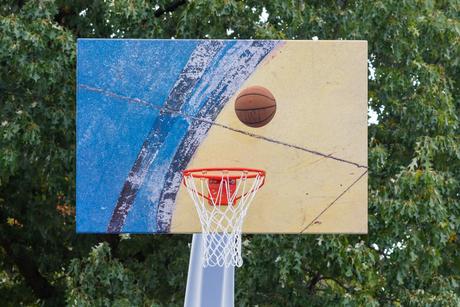 Street art en canchas de baloncesto para fomentar el juego y mejorar la imagen de vecindarios