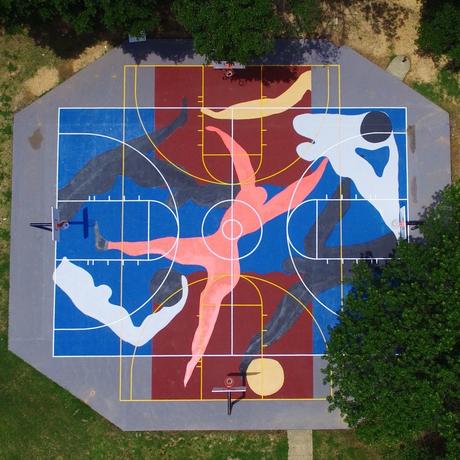 Street art en canchas de baloncesto para fomentar el juego y mejorar la imagen de vecindarios