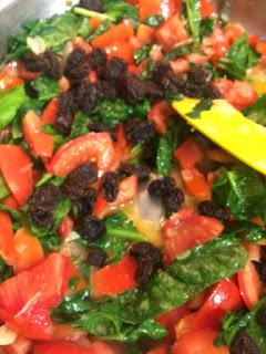 RAVIOLIS DE QUESO CON TOMATES, ESPINACAS Y PASAS RAVIOLIS DE QUESO CON TOMATES, ESPINACAS Y PASAS