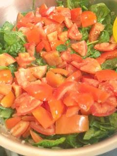 RAVIOLIS DE QUESO CON TOMATES, ESPINACAS Y PASAS RAVIOLIS DE QUESO CON TOMATES, ESPINACAS Y PASAS