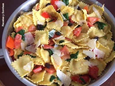 RAVIOLIS DE QUESO CON TOMATES, ESPINACAS Y PASAS