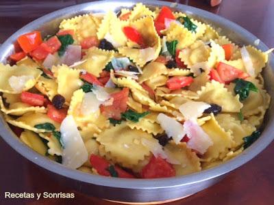 RAVIOLIS DE QUESO CON TOMATES, ESPINACAS Y PASAS RAVIOLIS DE QUESO CON TOMATES, ESPINACAS Y PASAS