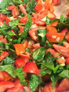 RAVIOLIS DE QUESO CON TOMATES, ESPINACAS Y PASAS