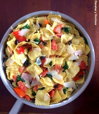 RAVIOLIS DE QUESO CON TOMATES, ESPINACAS Y PASAS RAVIOLIS DE QUESO CON TOMATES, ESPINACAS Y PASAS