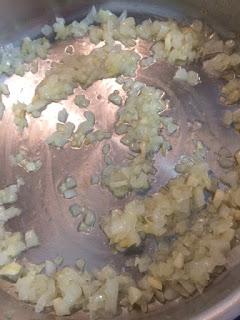 RAVIOLIS DE QUESO CON TOMATES, ESPINACAS Y PASAS RAVIOLIS DE QUESO CON TOMATES, ESPINACAS Y PASAS