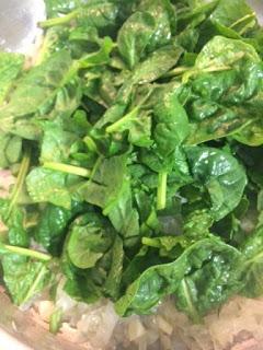 RAVIOLIS DE QUESO CON TOMATES, ESPINACAS Y PASAS RAVIOLIS DE QUESO CON TOMATES, ESPINACAS Y PASAS