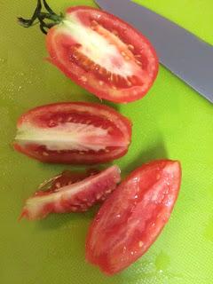 RAVIOLIS DE QUESO CON TOMATES, ESPINACAS Y PASAS RAVIOLIS DE QUESO CON TOMATES, ESPINACAS Y PASAS