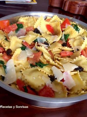 RAVIOLIS DE QUESO CON TOMATES, ESPINACAS Y PASAS RAVIOLIS DE QUESO CON TOMATES, ESPINACAS Y PASAS