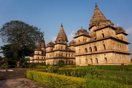 Viajar a India con conductor: experiencia y recorrido cenotafios-orchha