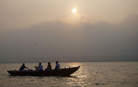 Viajar a India con conductor: experiencia y recorrido barco-varanasi