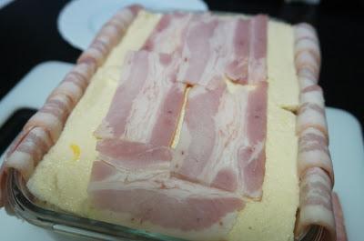 Pastel salado de pan de molde con jamón, queso y bacon