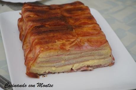 Pastel salado de pan de molde con jamón, queso y bacon