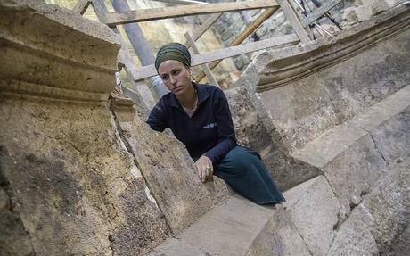 Importante descubrimiento arqueológico: descubiertos gran parte del Muro Occidental y un teatro romano después de 1,700 años. Israel Antiquities Authority archaeologist Tehila Lieberman at the theater structure in Jerusalem's Western Wall tunnels. (Yaniv Berman, courtesy of the Israel Antiquities Authority)