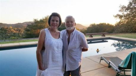 En brazos de su esposo, así murió la cubana víctima de los incendios en California.