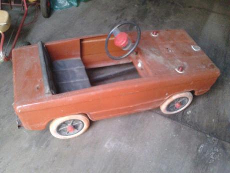 El increíble trabajo de un hombre que restaura autos de niños de la época de la URSS