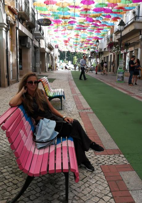 Visita al Umbrella Sky Project en Agueda, con look sporty chic