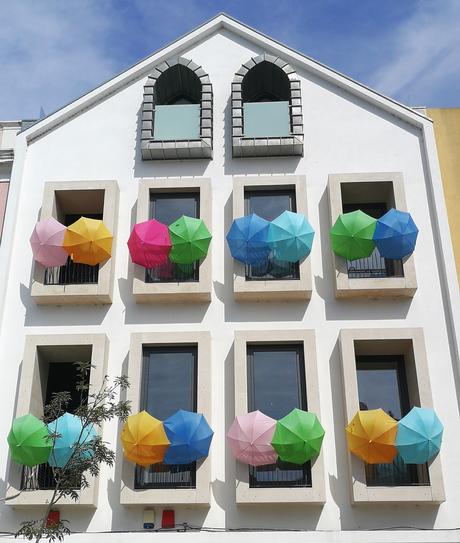 Visita al Umbrella Sky Project en Agueda, con look sporty chic