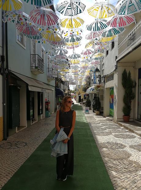 Visita al Umbrella Sky Project en Agueda, con look sporty chic