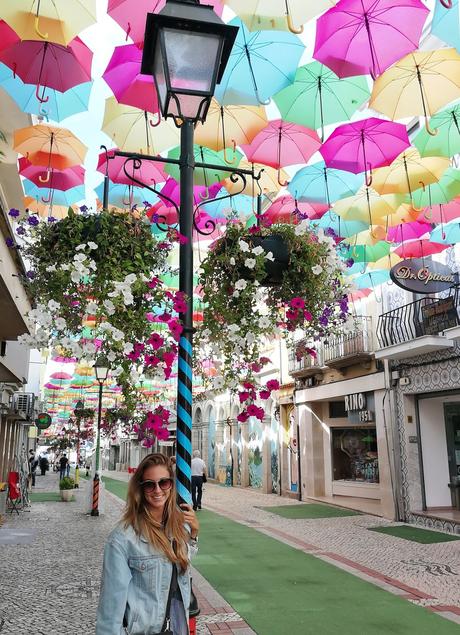 Visita al Umbrella Sky Project en Agueda, con look sporty chic