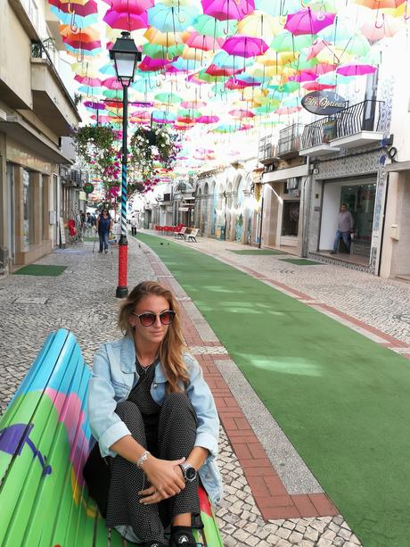 Visita al Umbrella Sky Project en Agueda, con look sporty chic