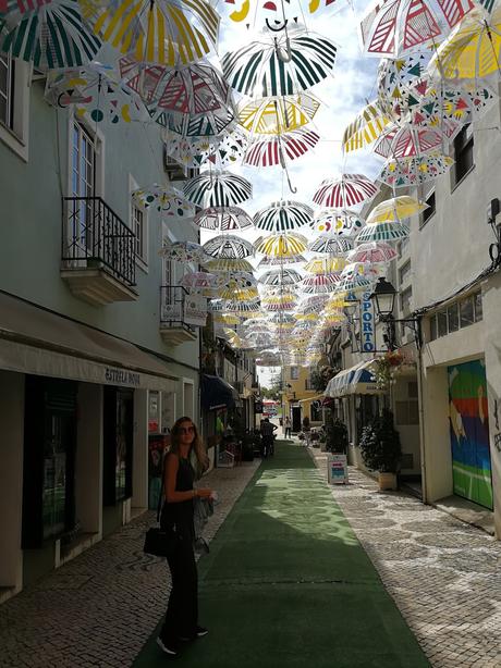 Visita al Umbrella Sky Project en Agueda, con look sporty chic