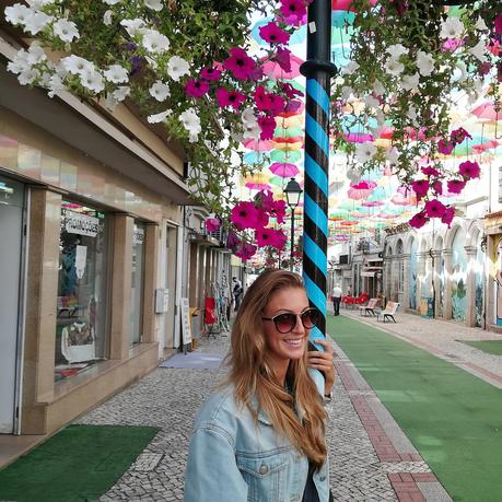Visita al Umbrella Sky Project en Agueda, con look sporty chic