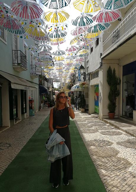 Visita al Umbrella Sky Project en Agueda, con look sporty chic