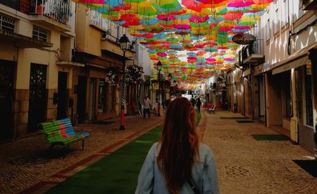 Visita al Umbrella Sky Project en Agueda, con look sporty chic