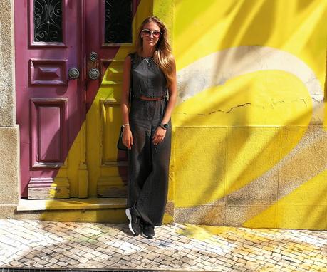 Visita al Umbrella Sky Project en Agueda, con look sporty chic