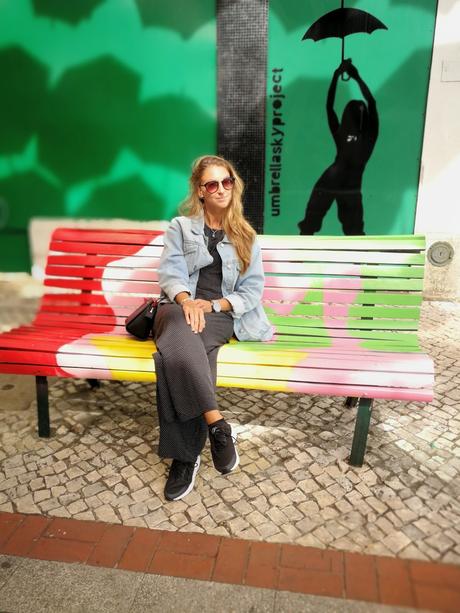 Visita al Umbrella Sky Project en Agueda, con look sporty chic