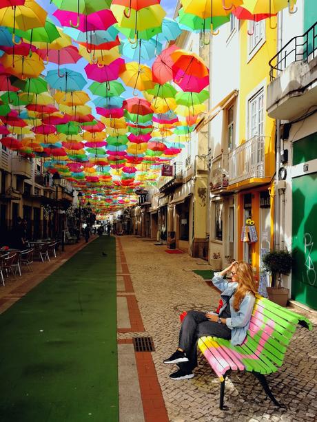 Visita al Umbrella Sky Project en Agueda, con look sporty chic