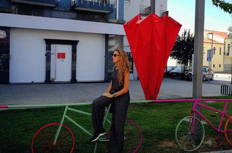 Visita al Umbrella Sky Project en Agueda, con look sporty chic