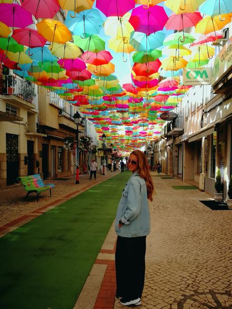 Visita al Umbrella Sky Project en Agueda, con look sporty chic