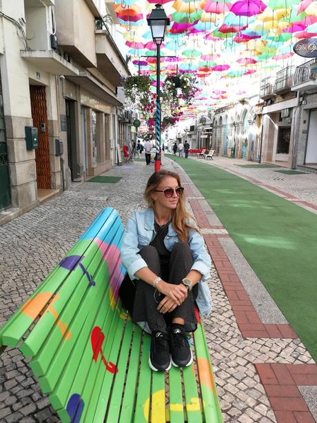 Visita al Umbrella Sky Project en Agueda, con look sporty chic