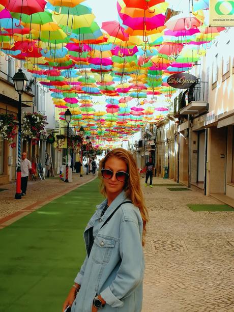 Visita al Umbrella Sky Project en Agueda, con look sporty chic