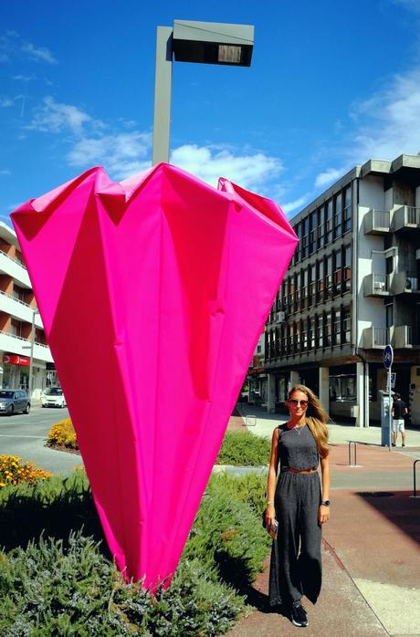 Visita al Umbrella Sky Project en Agueda, con look sporty chic