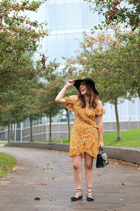 Outfit con vestido amarillo y sombrero