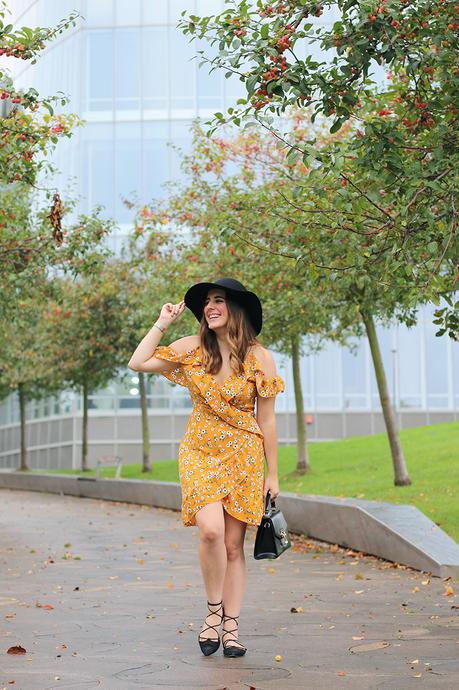 Outfit con vestido amarillo y sombrero