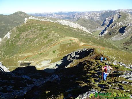 El CORNÓN y CORNÍN por CEREIZALES desde VILLAR DE VILDAS Ruta al Cornón por el Valle los Cereizales: Bajando a la Laguna Fontarente desde Pena Bermeja
