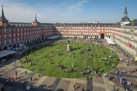 La Plaza Mayor es verde por 3 días…y a los madrileños les encanta!