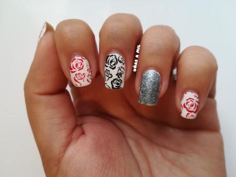 Diseño de uñas en blanco, negro y rojo con flores